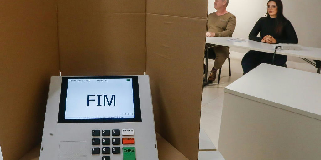Justiça Eleitoral endurece regras contra dispositivos eletrônicos na cabine de votação