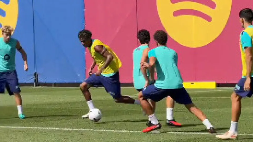 Lamine Yamal brilha em treino do Barcelona com jogada de efeito e golaço de calcanhar