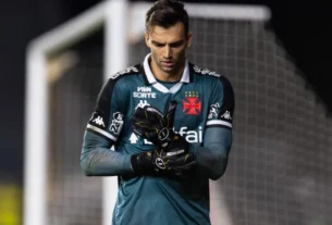 Léo Jardim brilha e garante empate do Vasco contra o Santa Fe na Sul-americana