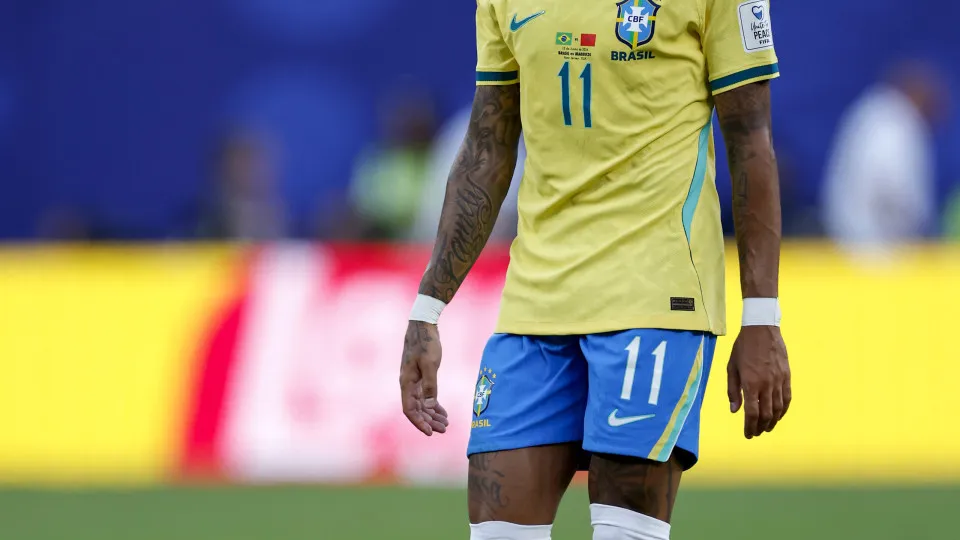 Lesão na coxa tira Raphinha da Seleção e CBF descarta chamar substituto para o atacante