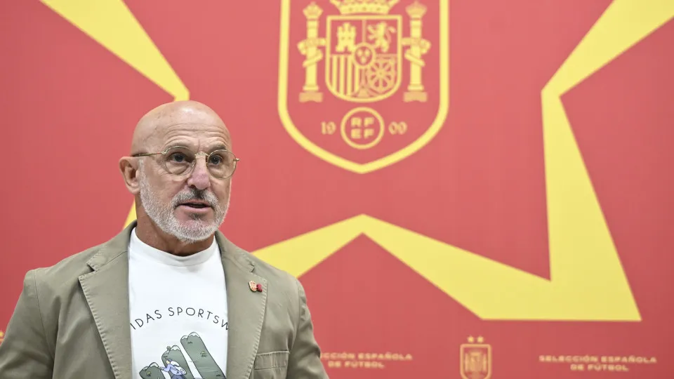 Luis de la Fuente garante permanência no comando da Espanha até 2032 após conquista mundial