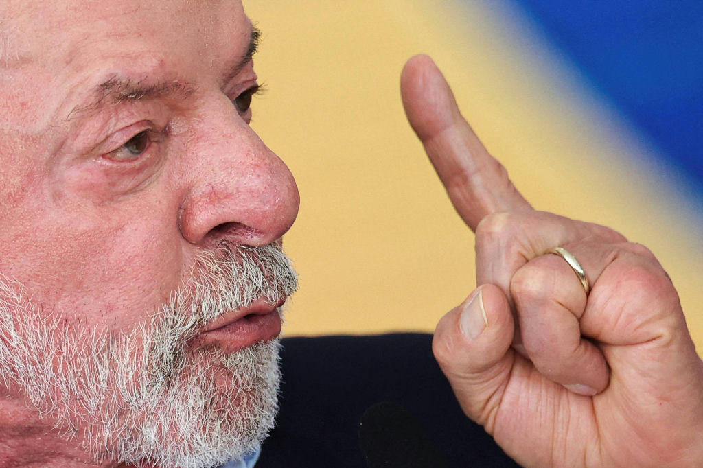 Lula critica Flávio Bolsonaro e defende Moraes em meio a polêmica