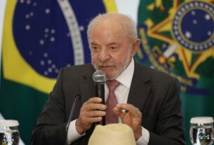 Lula evita comentar caso de Moraes em evento no Planalto