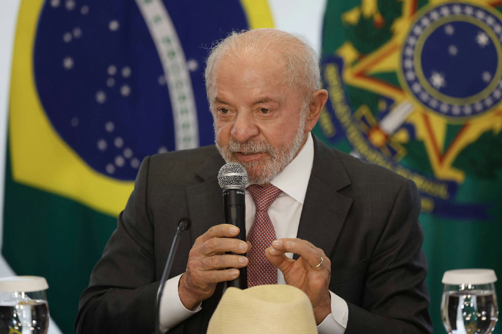 Lula evita comentar caso de Moraes em evento no Planalto