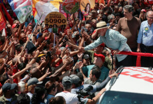 Lula intensifica ataques a Flávio Bolsonaro e cita escândalos financeiros em ato na capital