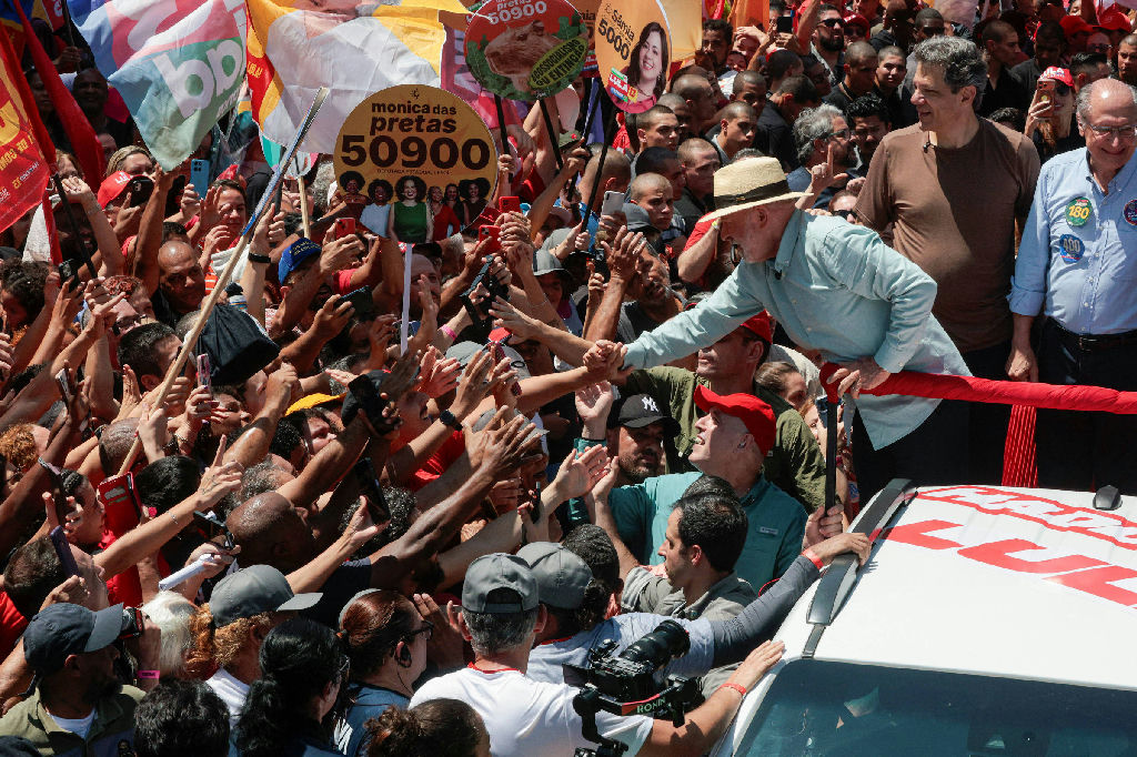 Lula intensifica ataques a Flávio Bolsonaro e cita escândalos financeiros em ato na capital