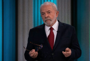 Lula opta por podcast e confirma ausência em debate presidencial da TV Globo