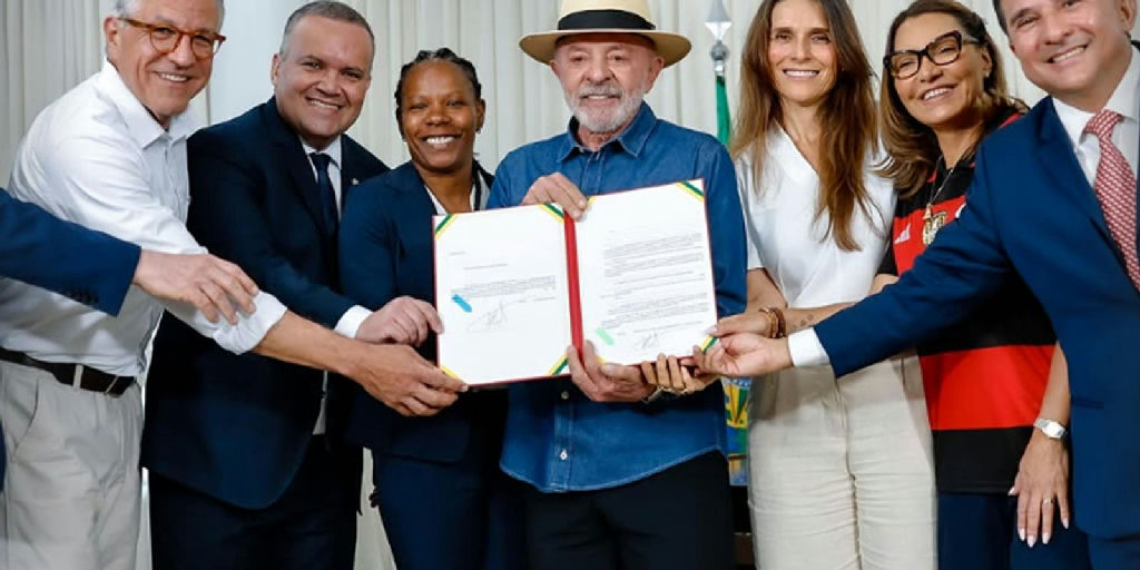 Lula sanciona lei que estabelece diretrizes permanentes para o futebol feminino no Brasil