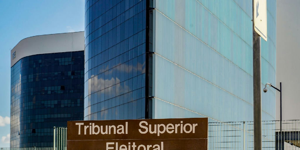 Maioria no TSE valida remoção de publicações sobre Nossa Senhora em caso de Flávio Bolsonaro