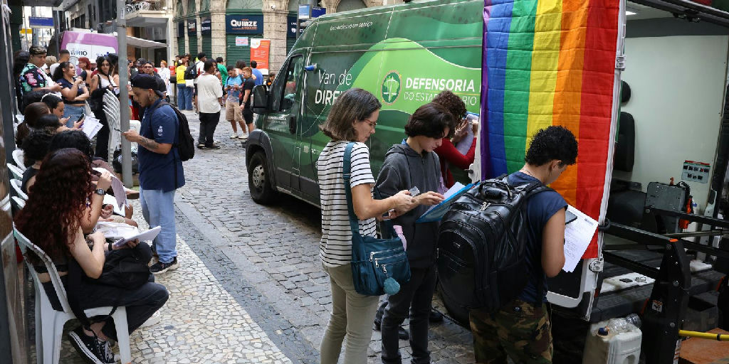 Marcha Trans e Travesti ocupa centro do Rio em defesa da democracia e por direitos