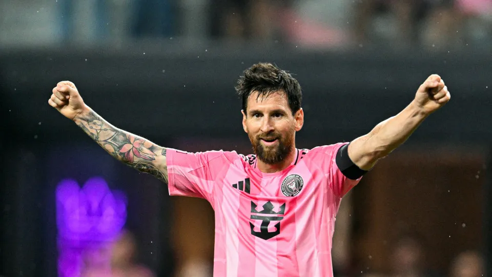 Messi marca o 930º gol da carreira e diminui vantagem de Cristiano Ronaldo