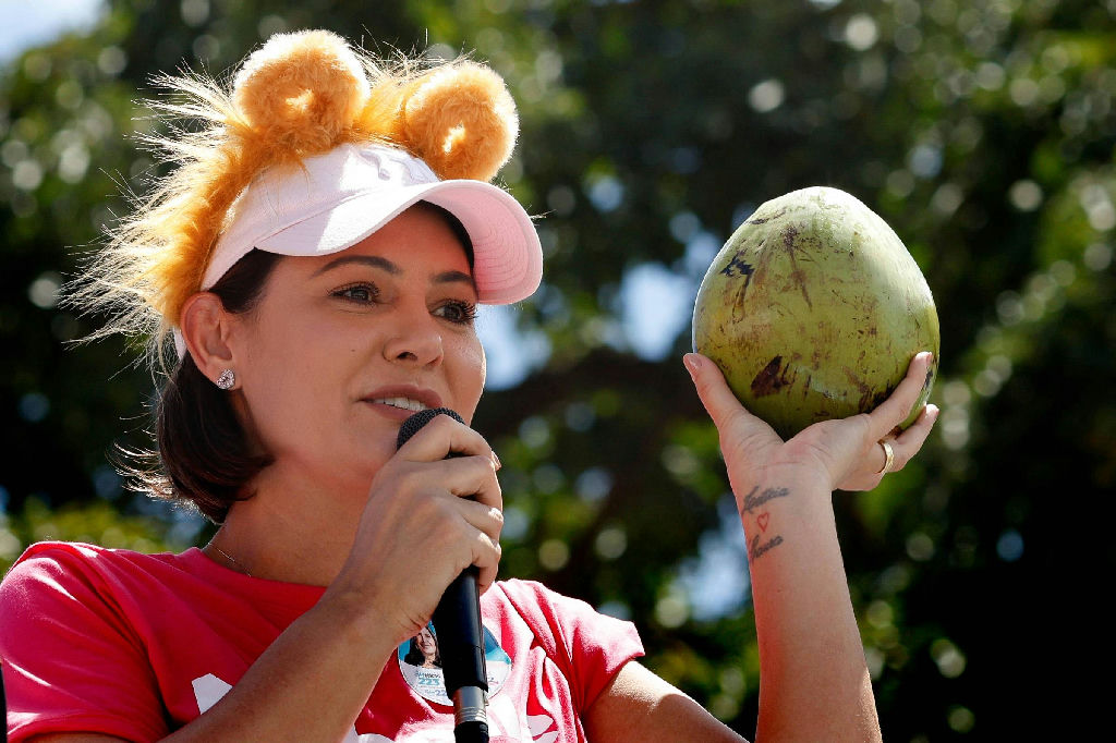 Michelle Bolsonaro assume papel de cabo eleitoral enquanto Jair está preso e candidatos buscam apoio em Brasília