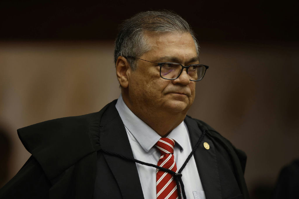 Ministro Flávio Dino determina investigação sobre relações entre Banco Master e cemitérios de São Paulo