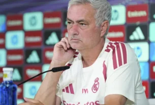Mourinho critica calendário e provoca rivais em coletiva