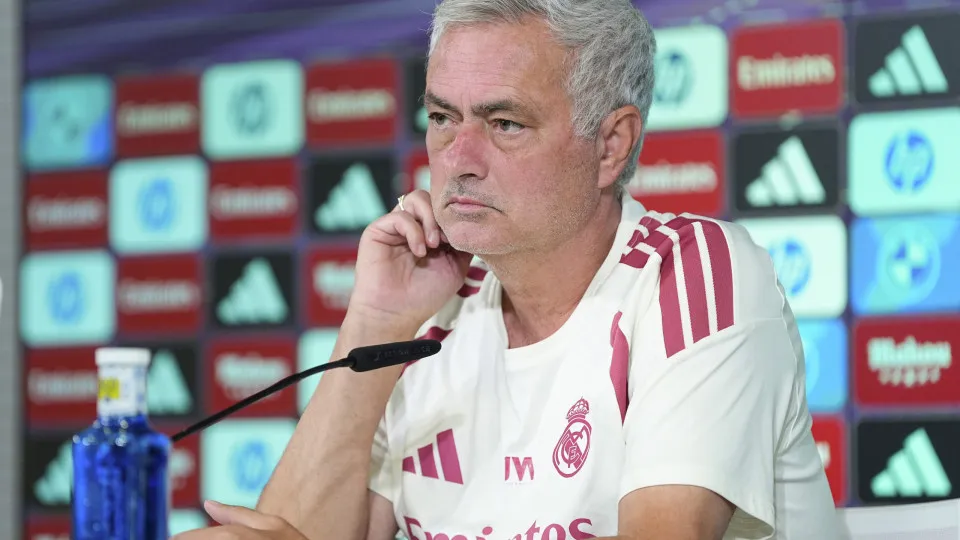 Mourinho critica calendário e provoca rivais em coletiva