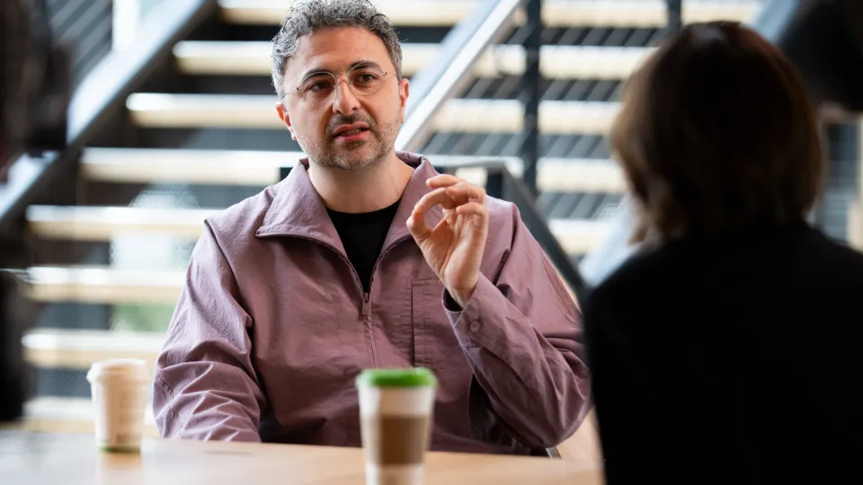 Mustafa Suleyman critica Anthropic por humanizar IA e alerta para riscos sociais