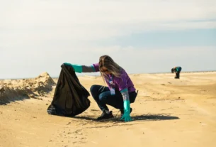 Mutirão retira 200 quilos de resíduos da praia do Cassino em ação ambiental