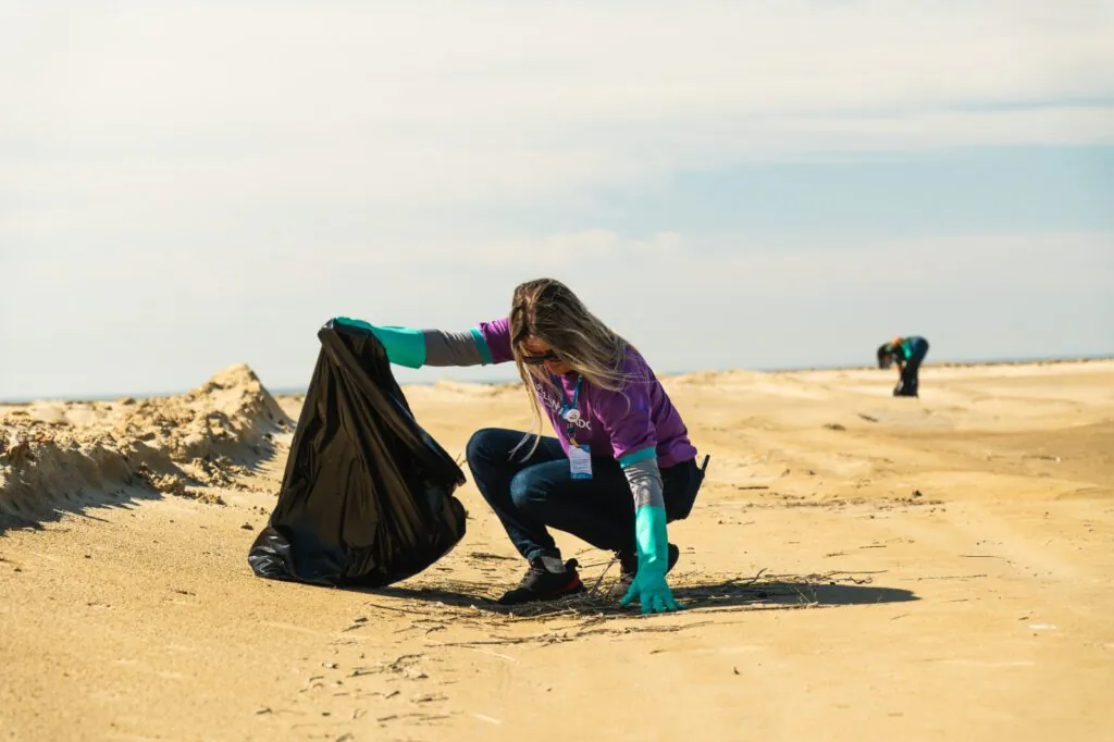 Mutirão retira 200 quilos de resíduos da praia do Cassino em ação ambiental