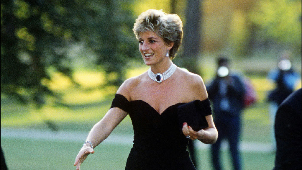 O vestido da vingança: a peça histórica de Lady Di que vai a leilão por milhões