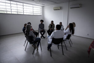 Pacientes enfrentam filas e barreiras para tratar saúde mental no SUS