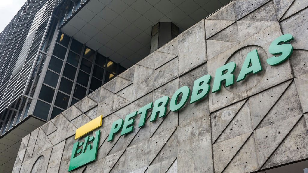 Petróleo acima de US$ 100 divide analistas sobre futuro da Petrobras entre dividendos e riscos