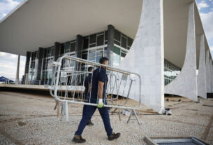 Praça dos Três Poderes terá segurança reforçada com linhas de contenção e restrição de drones