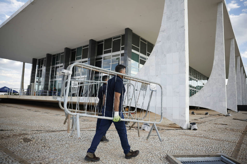 Praça dos Três Poderes terá segurança reforçada com linhas de contenção e restrição de drones