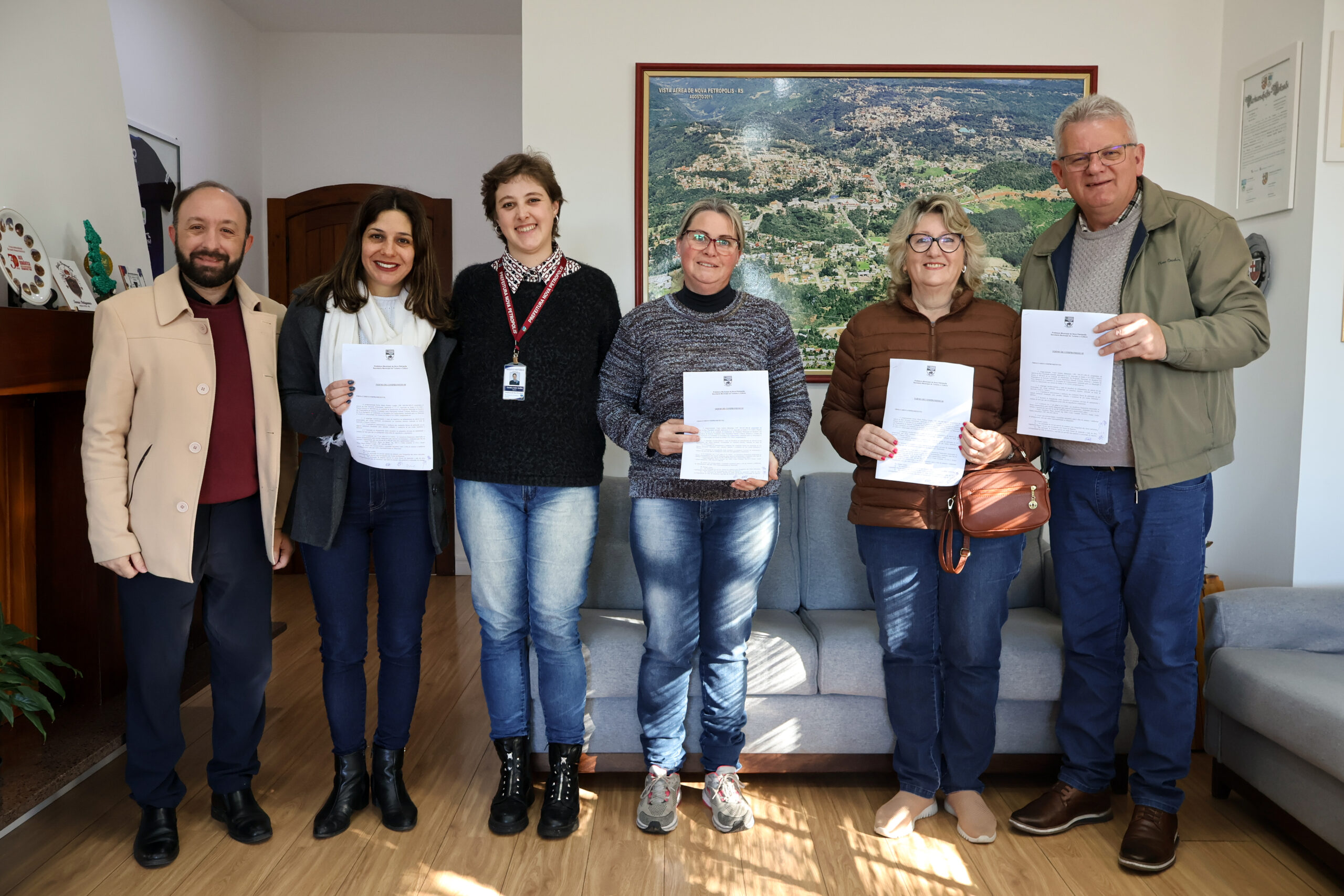 Prefeitura de Nova Petrópolis assina termos do Programa de Incentivo às Construções Enxaimel
