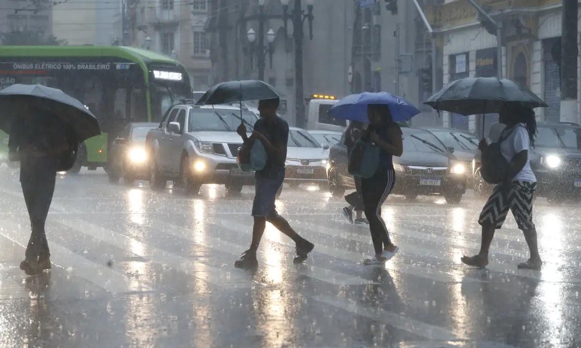 Previsão do tempo indica massa de ar frio, geada e chuvas isoladas pelo Brasil