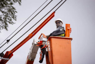 Quase 250 mil clientes seguem sem energia no RS nesta terça-feira