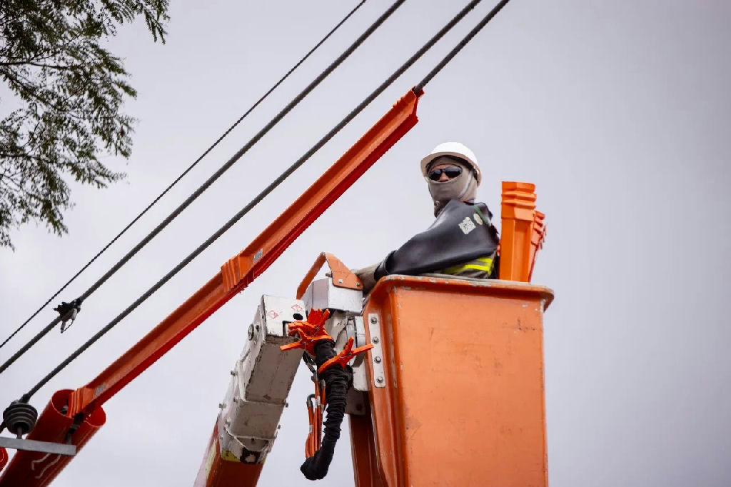 Quase 250 mil clientes seguem sem energia no RS nesta terça-feira