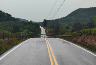 Queda de postes bloqueia totalmente a Ers-516 em São Martinho da Serra