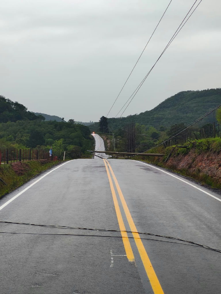 Queda de postes bloqueia totalmente a Ers-516 em São Martinho da Serra