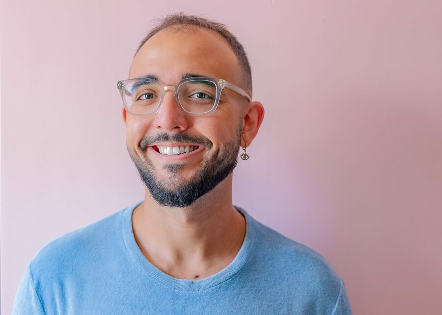 Raphael Montes consolida sucesso literário e expande horizontes com a Estranha na Cama