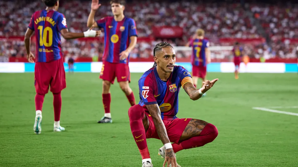 Raphinha brilha com hat-trick e mantém Barcelona com 100% de aproveitamento em La Liga