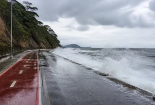 Ressaca no Rio de Janeiro provoca interdição da ciclovia Tim Maia