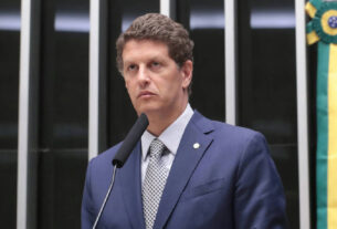 Ricardo Salles retira candidatura e apoia André do Prado no Senado