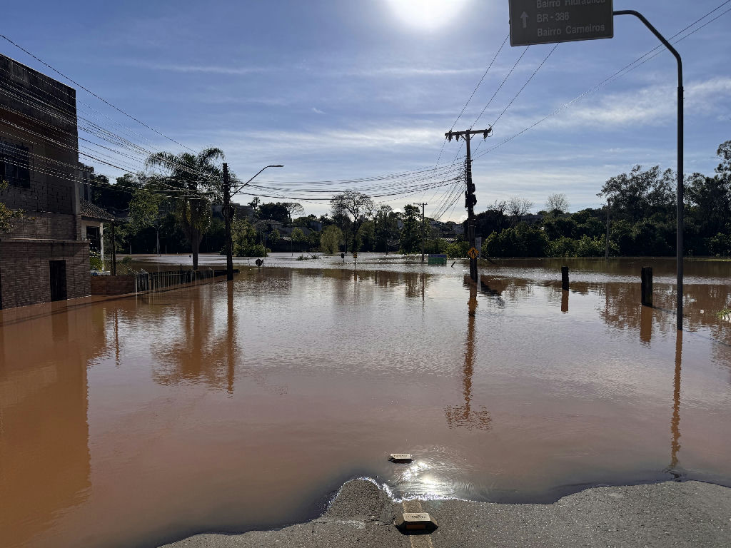 Rio Taquari recua após atingir pico de 24,46 metros em Lajeado
