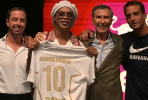 Ronaldinho Gaúcho retorna aos gramados aos 46 anos em busca de marca histórica