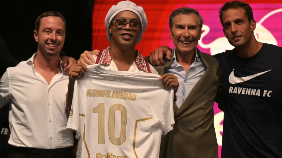 Ronaldinho Gaúcho retorna aos gramados aos 46 anos em busca de marca histórica