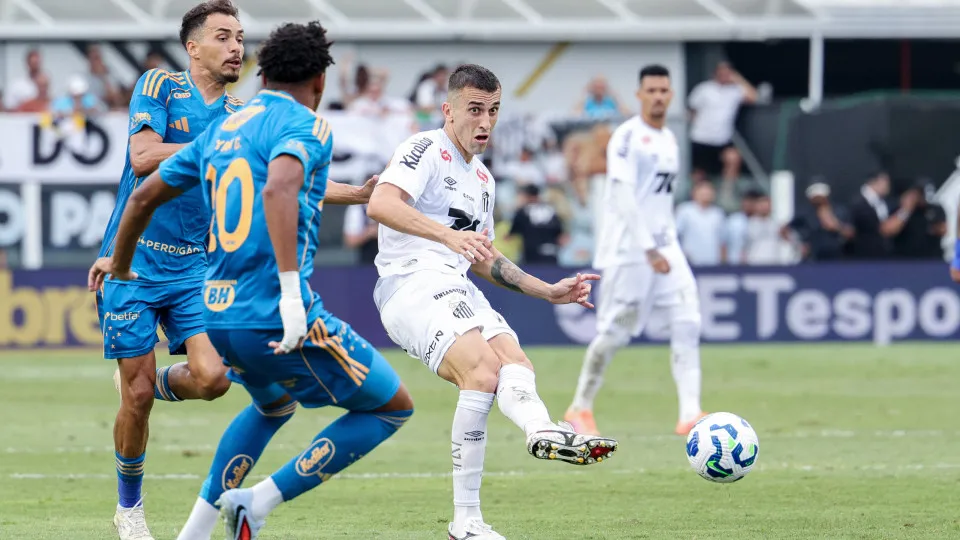 Santos encara Cruzeiro na Vila Belmiro em busca de alívio no Brasileirão