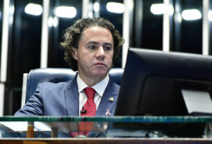 Senador destina R$ 210 milhões em emendas para obra com empresas de ex-assessor