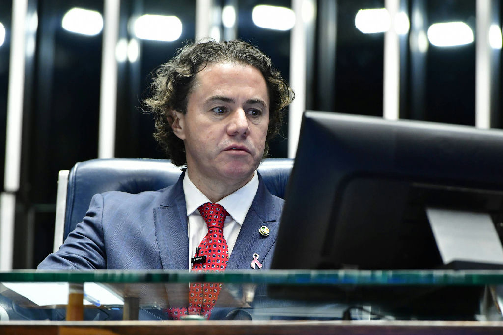 Senador destina R$ 210 milhões em emendas para obra com empresas de ex-assessor