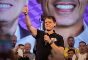 Tarcísio de Freitas sinaliza apoio a Flávio Bolsonaro em eventuais segundos turnos