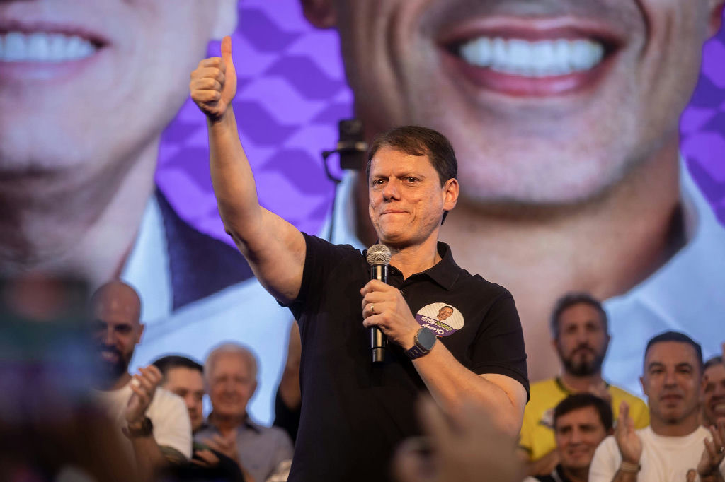Tarcísio de Freitas sinaliza apoio a Flávio Bolsonaro em eventuais segundos turnos