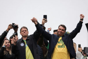 Tarcísio reforça apoio a Flávio Bolsonaro e projeta retorno ao Planalto