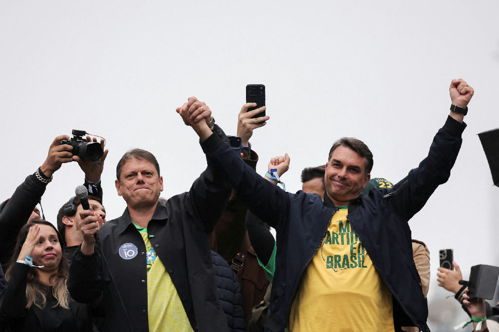 Tarcísio reforça apoio a Flávio Bolsonaro e projeta retorno ao Planalto