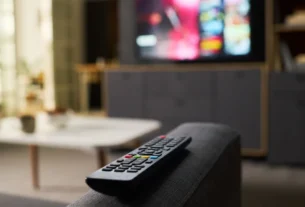 Televisão no modo standby ou fora da tomada: entenda o impacto no consumo e na vida útil