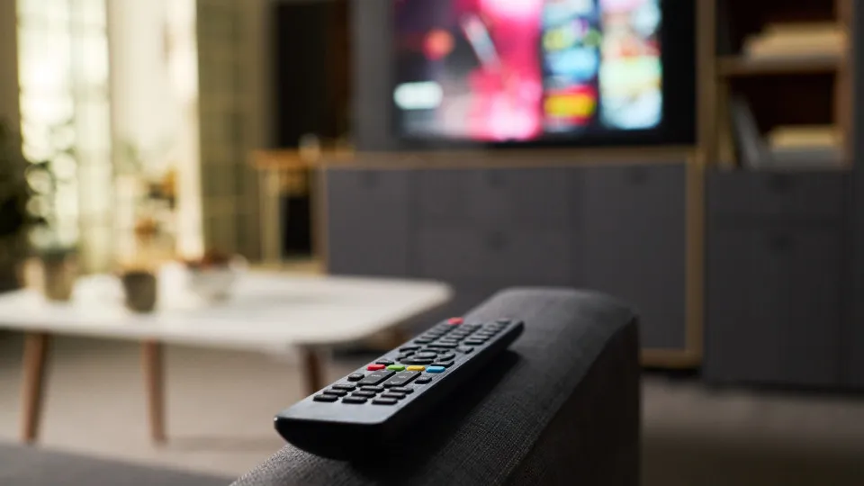 Televisão no modo standby ou fora da tomada: entenda o impacto no consumo e na vida útil