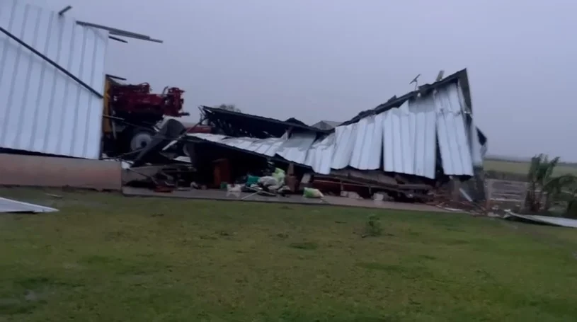 Temporal destrói galpão e compromete safra em São Borja às vésperas do plantio